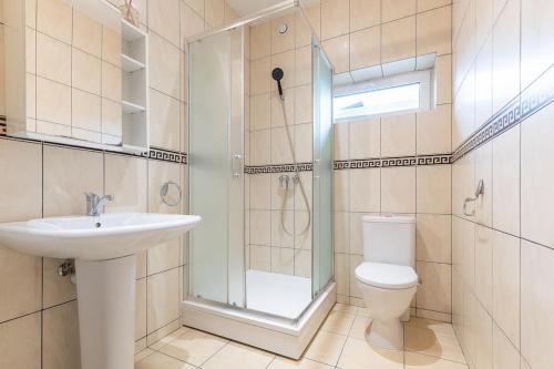 La salle de bains est pourvue de toilettes, d'un lavabo et d'une douche. dans l'établissement New House, Private Garden & Parking City Center, à Klaipėda