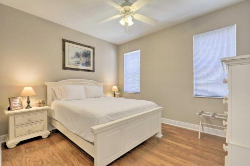 Waterfront Gem with Pool and Dock in Apollo Beachにあるベッド