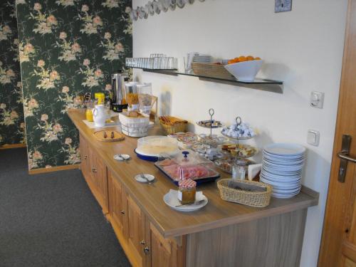 een keuken met een aanrecht met eten erop bij Landhotel Possendorf in Weimar