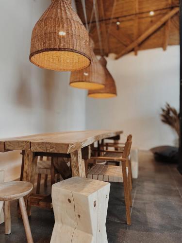 a wooden table and chairs in a room at BarnHaus in Jibert