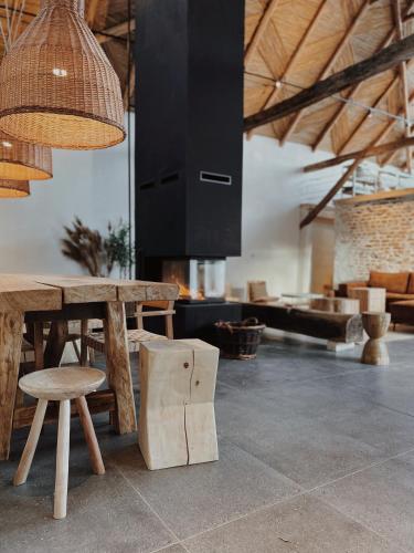 a room with a wooden table and a bench and a chair at BarnHaus in Jibert