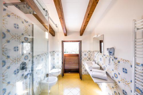 - Baño con 2 lavabos y 2 aseos en Costa Blu en Agerola
