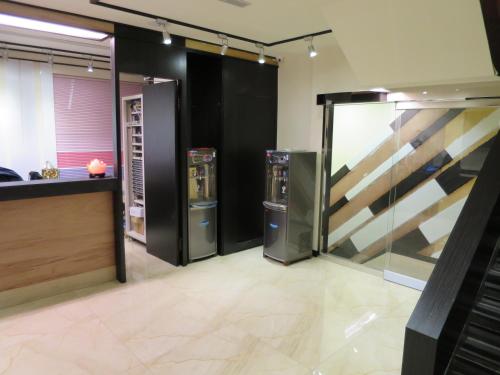 a room with two vending machines and a counter at Yung Feng Hotel in Keelung