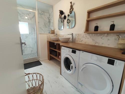 a laundry room with a washer and dryer at Résidence Beaudelot in Saint-Saulve