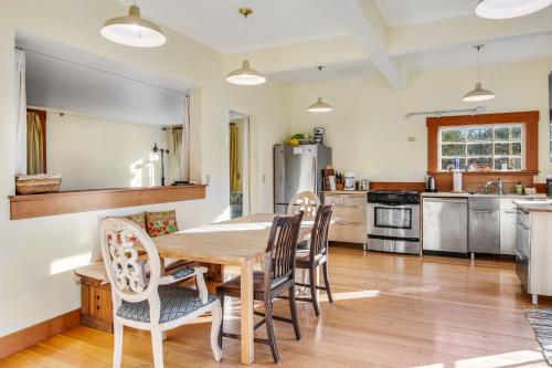 a dining room with a wooden table and chairs at Milagra Guest House in Lopez