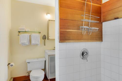 Milagra Guest House في Lopez: حمام مع مرحاض ومغسلة