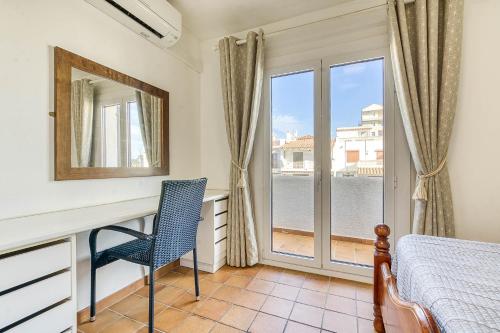a bedroom with a desk and a chair and a window at Isla Cartago 49 Empuriabrava - Immo Barneda in Empuriabrava