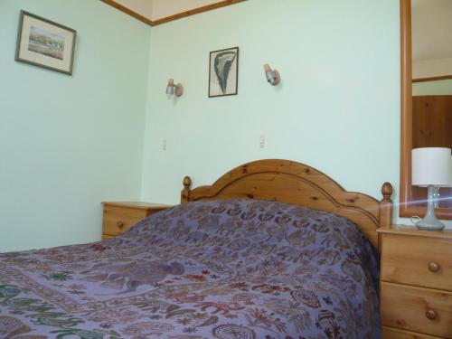 1 dormitorio con 1 cama con edredón morado en Loveston barn, en Kilgetty