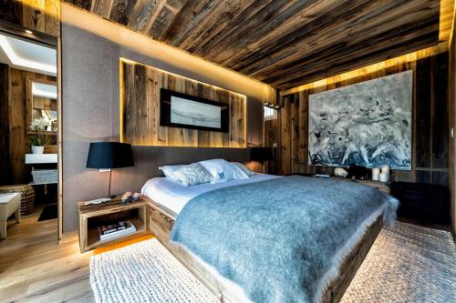 een slaapkamer met een groot bed in een kamer bij Nice view and only the rush of the river below to lull you to sleep in Visp