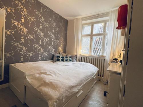 - une chambre avec un lit et un mur noir dans l'établissement ApartmentInCopenhagen Apartment 17, à Copenhague