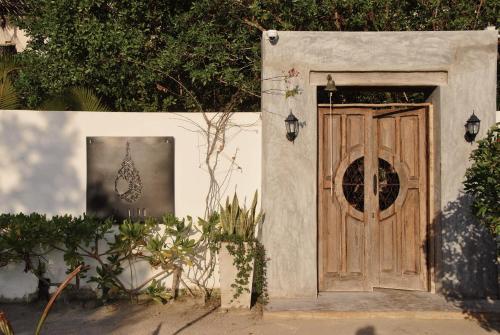 une porte d'une petite maison avec une photo dans l'établissement Boutique Hotel EL NIDO Holbox, à Holbox