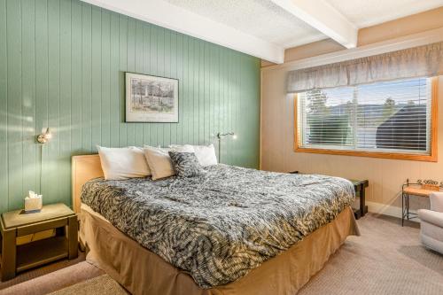 ブリッケンリッジにあるSki and Racquet Club Condoの緑の壁、ベッド付きのベッドルーム1室