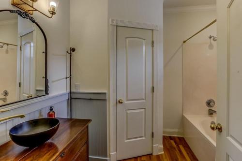 La salle de bains est pourvue d'un lavabo à bol noir et d'une baignoire. dans l'établissement Bonne Terre Inn Cedar Room, 