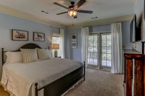 - une chambre avec un lit et un ventilateur de plafond dans l'établissement Bonne Terre Inn Cedar Room, 