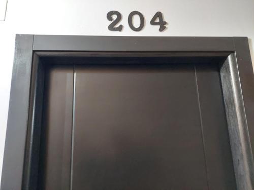 a sign above a door with the number at Hostal GARDEN ROUS in Paiporta