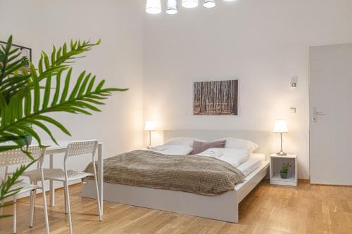 A bed or beds in a room at Pleasing 2BR Apt.-Perfect for Longstays