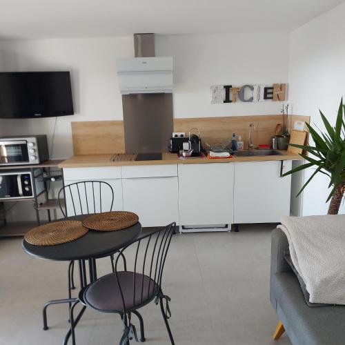 Dapur atau dapur kecil di Appartement cosy vue mer