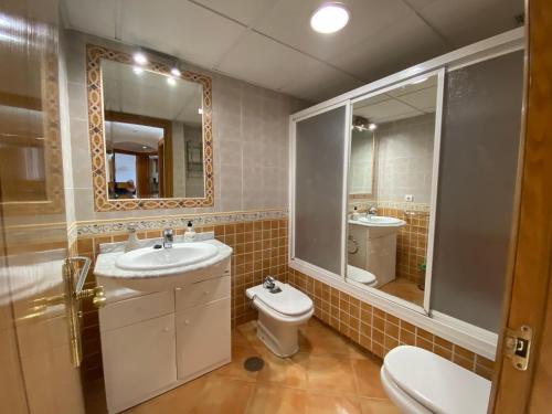 ベナルマデナにあるPanoramic Penthouseのバスルーム(洗面台2台、トイレ、鏡付)