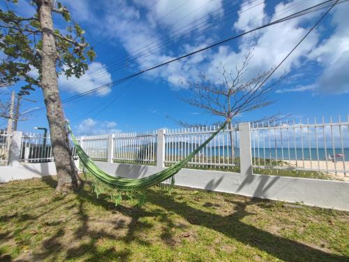 Gambar di galeri bagi Bruno Klemtz Casa frente Mar Pé na areia Lindo pátio com gramado privativo Ar Split WIFi - 6 x sem juros di Bombinhas