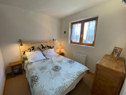Appartement cosy avec terrasse, proche du village, parking inclus