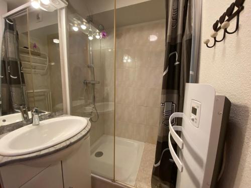 W łazience znajduje się prysznic, umywalka i prysznic. w obiekcie Appartement cosy avec Multi Pass offert, à 10 minutes du centre de Châtel et proche des remontées - FR-1-693-7 w mieście Châtel