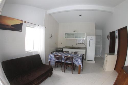 Dapur atau dapur kecil di Bruno Klemtz Casa frente Mar Pé na areia Lindo pátio com gramado privativo Ar Split WIFi - 6 x sem juros