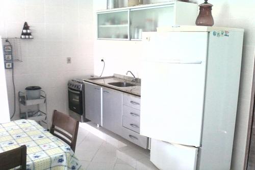 Dapur atau dapur kecil di Bruno Klemtz Casa frente Mar Pé na areia Lindo pátio com gramado privativo Ar Split WIFi - 6 x sem juros