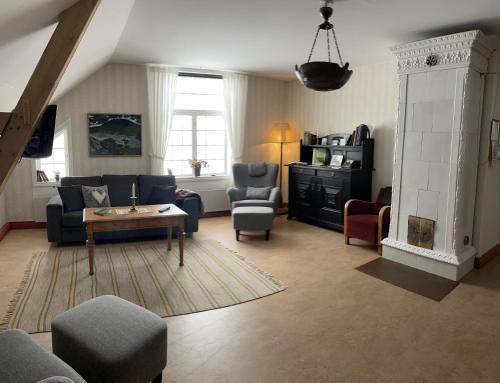 sala de estar con sofá, sillas y mesa en Medstugans vandrarhem, en Duved
