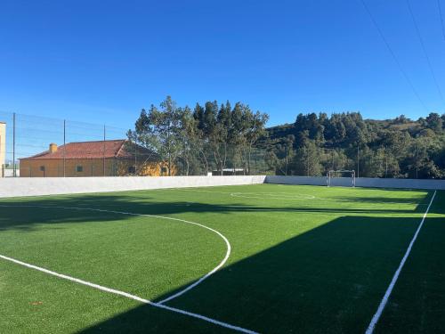 un campo de fútbol verde con una pelota de fútbol en Monte del Agua House, en Erjos