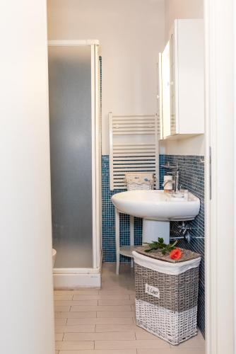 a bathroom with a sink and a mirror at Rta la Pergola in Marina di Massa