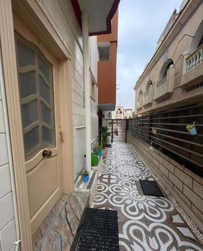 korytarz budynku z drzwiami i podłogą wyłożoną kafelkami w obiekcie Villa habibch hostel w mieście Dahab