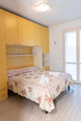 a bedroom with a bed and yellow cabinets at Rta la Pergola in Marina di Massa