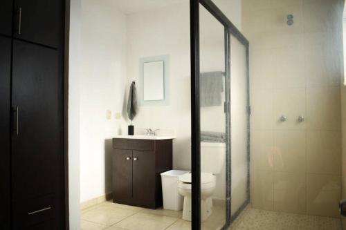 a bathroom with a toilet and a sink and a shower at 3 HABITACIONES, CERCA DE LA PLAYA, Cantera Residencial in San Carlos