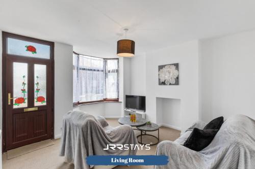 uma sala de estar com um sofá e uma televisão em Nuneaton - Ideal 3 Bedroom, Wi-fi Parking, Sleeps 6 - JRR Stays em Stockingford