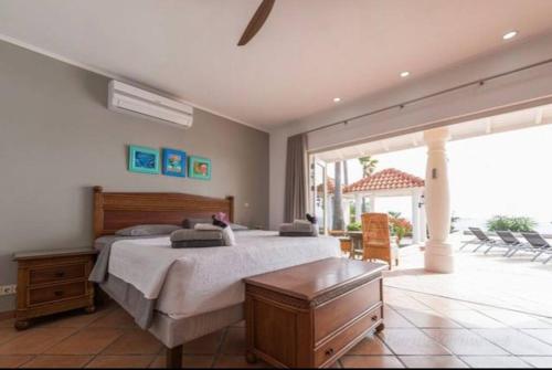 Postel nebo postele na pokoji v ubytování Ocean Front VillaDelMar-Beach Access-Private Pool-10 Guests-