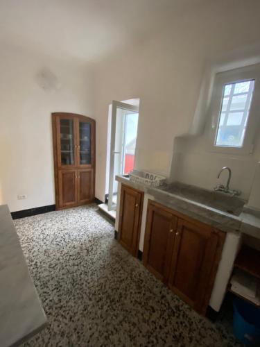 una cocina vacía con fregadero y ventana en IL LEVANTE, en Lerici