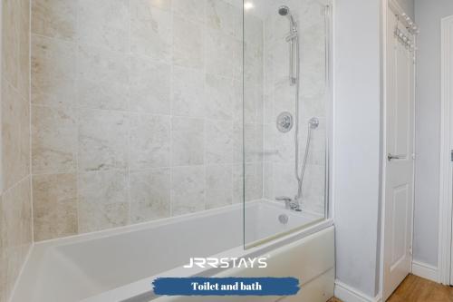 a bathroom with a shower and a bath tub at Chorley - Large 3 Bedroom Sleeps 6, Wi-Fi, Garden - JRR Stays in Leyland