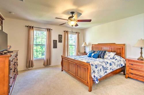 Postel nebo postele na pokoji v ubytování Walk to River Pet-Friendly Homosassa Condo!