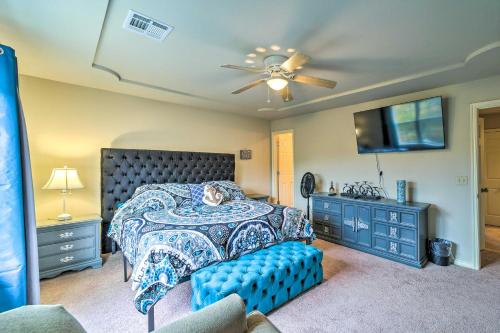 Postel nebo postele na pokoji v ubytování Cozy Townhome on Grand Lake and Near Marina!