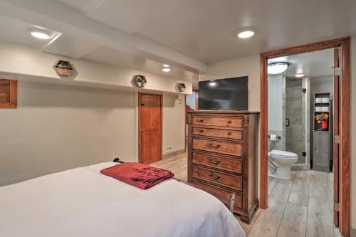 1 dormitorio con 1 cama, TV y baño en Secluded Cabin with Hot Tub, Game Room and Views!, en Durango