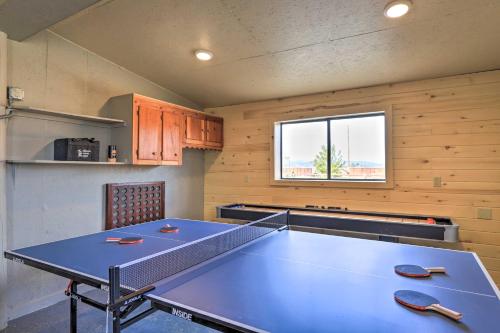 Stolní tenis v ubytování Secluded Cabin with Hot Tub, Game Room and Views! nebo okolí