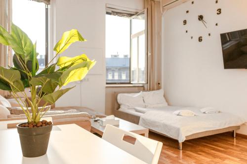 ein Wohnzimmer mit einem Tisch und einer Pflanze in der Unterkunft Joyful 2BR Apt. @ Millenium Tower and The Danube in Wien