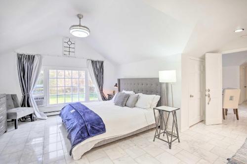 Ένα ή περισσότερα κρεβάτια σε δωμάτιο στο Elegant Connecticut Home Fireplaces, Pet Friendly