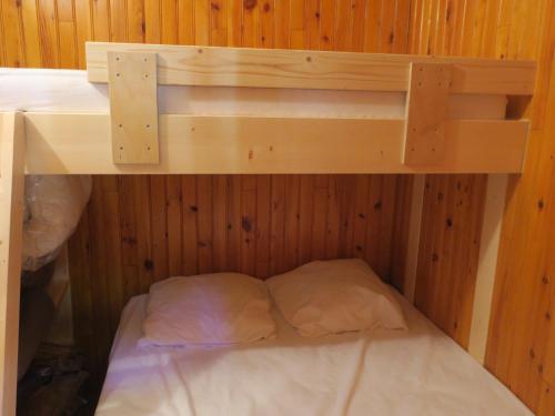 Letto a castello in una camera con pareti in legno di Charmant studio avec balcon, parking, et équipements cuisine pour 4 personnes à Châtel - FR-1-198-152 a Châtel