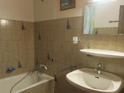 ein Badezimmer mit einem Waschbecken und einer Badewanne in der Unterkunft Appartement Châtel, 2 pièces, 4 personnes - FR-1-198-112 in Châtel