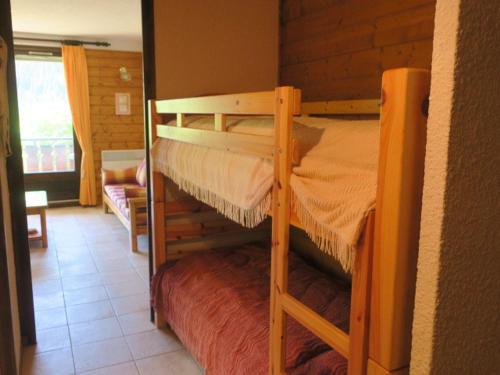 quelques lits superposés dans une chambre dans l'établissement Appart spacieux à Châtel avec parking - 4 pers, balcon, TV, cuisine équipée - FR-1-198-112, à Châtel