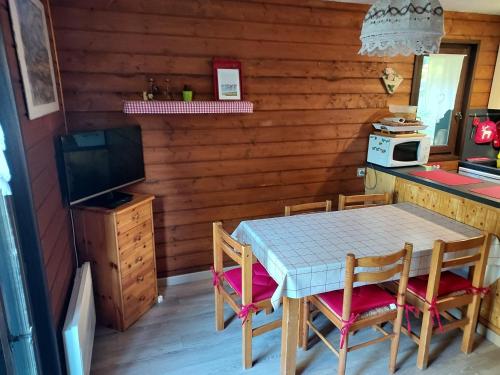 une cuisine avec une table et des chaises dans une pièce dans l'établissement Appartement duplex à Châtel - 3 pièces, 6 personnes, parking couvert, proche télésiège et navettes - FR-1-198-104, à Châtel