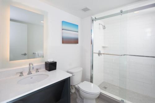Ένα μπάνιο στο Crowne Plaza Melbourne-Oceanfront by IHG