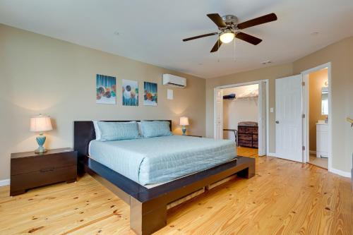 - une chambre avec un lit et un ventilateur de plafond dans l'établissement Walkable Downtown Apt with Game Room!, à Mobile