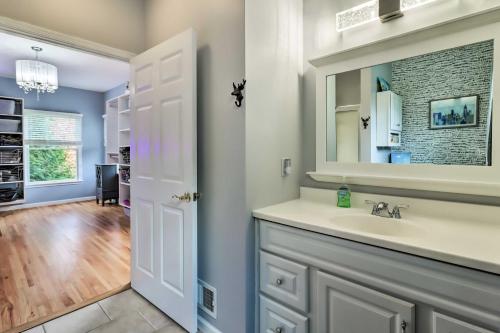 デラウェア・ウォーター・ギャップにあるCalm Columbia Haven Outdoor Pool, Hot Tub!の洗面台と鏡のあるバスルーム